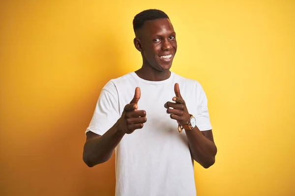 Jeune Homme Afro Américain Portant Shirt Blanc Debout Sur Fond — Photo