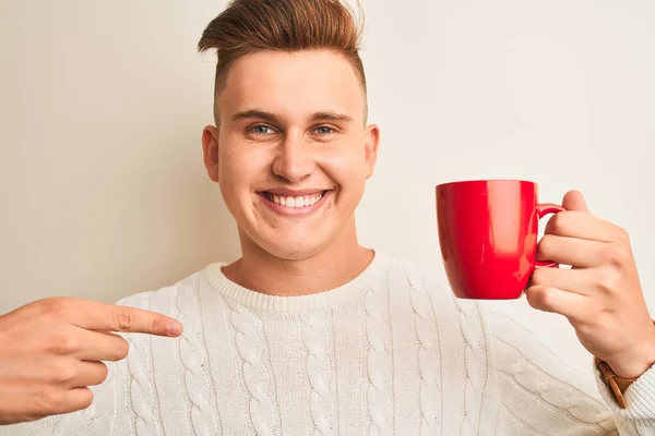 Junger Gutaussehender Mann Trinkt Rote Tasse Kaffee Steht Vor Isoliertem — Stockfoto