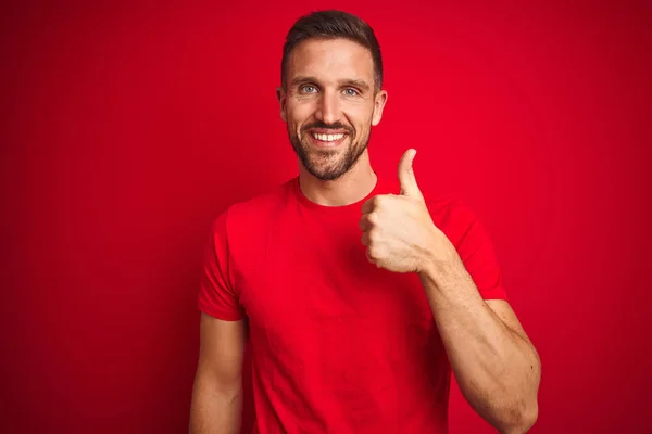 Ung Stilig Man Klädd Casual Shirt Över Röd Isolerad Bakgrund — Stockfoto