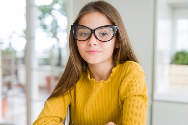 Hermosa Niña Usando Gafas Relajado Con Expresión Seria Cara Simple —  Fotos de Stock