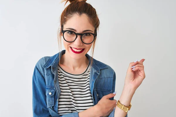 Donna Rossa Che Indossa Camicia Jeans Occhiali Piedi Sfondo Bianco — Foto Stock