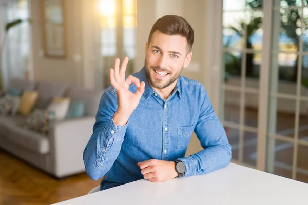 Jovem Homem Bonito Casa Fazendo Sinal Com Dedos Excelente Símbolo — Fotografia de Stock