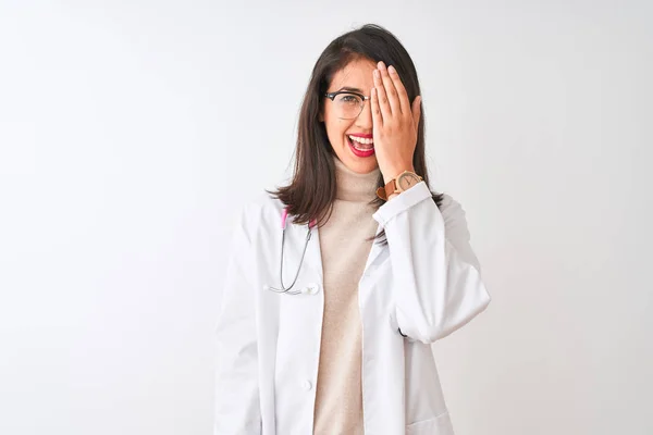 Doctora China Vistiendo Abrigo Estetoscopio Rosa Sobre Fondo Blanco Aislado —  Fotos de Stock