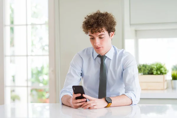 Nuori Liikemies Käyttää Älypuhelinta Toimistossa Luottavainen Ilme Älykäs Kasvot Ajattelu — kuvapankkivalokuva