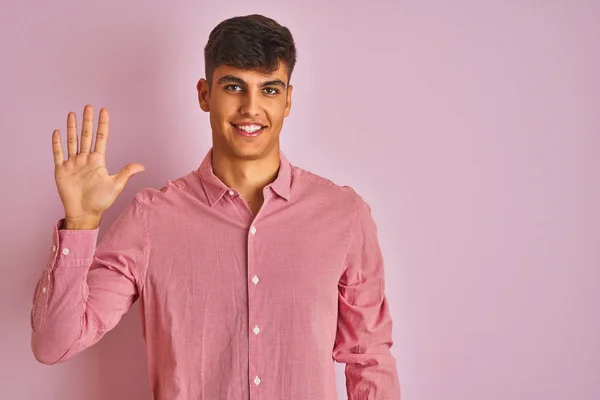 우아한 셔츠를 남자는 자신감과 미소를 지으면서 손가락 표시하고 가리키는 분홍색 — 스톡 사진