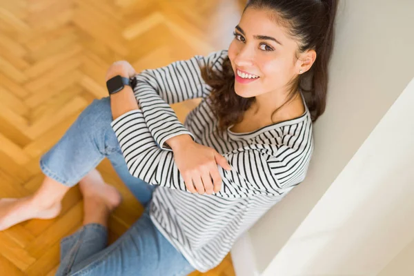 Büyük gülümseme ile neşeli gülümseyen güzel esmer kadın, seyir