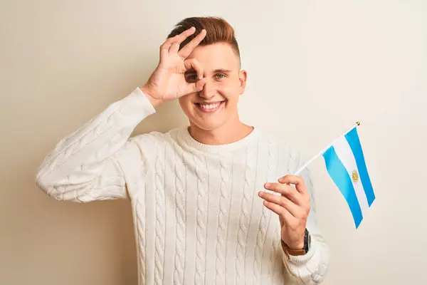 Jovem Homem Bonito Segurando Bandeira Argentina Sobre Fundo Branco Isolado — Fotografia de Stock