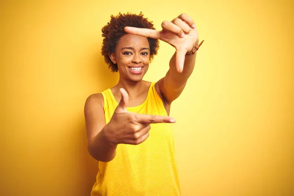 아름다운 아프리카 미국인 여성은 행복한 얼굴로 손가락으로 프레임을 만드는 노란색 — 스톡 사진