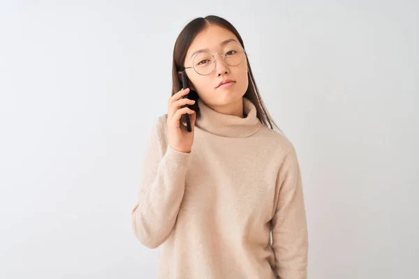 Fiatal Kínai Beszél Smartphone Alatt Elszigetelt Fehér Háttér Látszó Álmos — Stock Fotó