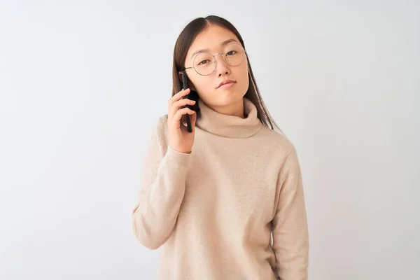 Joven Mujer China Hablando Teléfono Inteligente Sobre Fondo Blanco Aislado —  Fotos de Stock