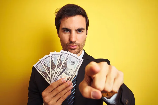 Joven Hombre Negocios Guapo Con Traje Sosteniendo Dólares Sobre Fondo — Foto de Stock