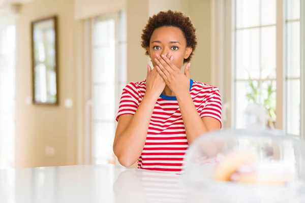 Joven Hermosa Mujer Afroamericana Casa Sorprendió Cubriendo Boca Con Las — Foto de Stock