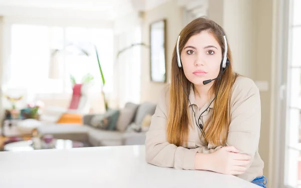 Belle Jeune Opératrice Portant Casque Bureau Avec Une Expression Sérieuse — Photo