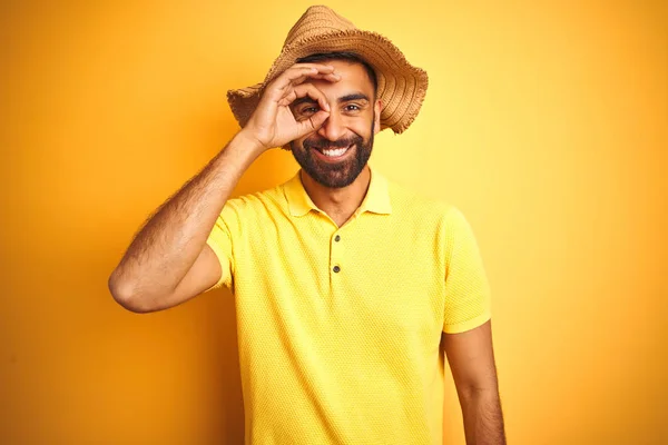 Jovem Indiano Férias Usando Chapéu Verão Sobre Fundo Amarelo Isolado — Fotografia de Stock