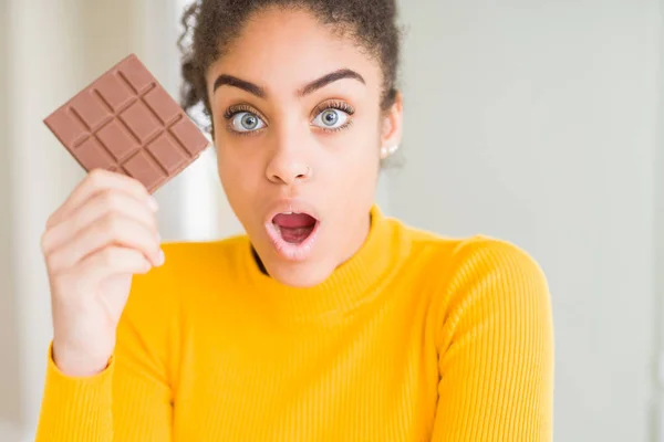 Junge Afrikanisch Amerikanische Mädchen Essen Dunkle Schokoriegel Als Süßen Snack — Stockfoto