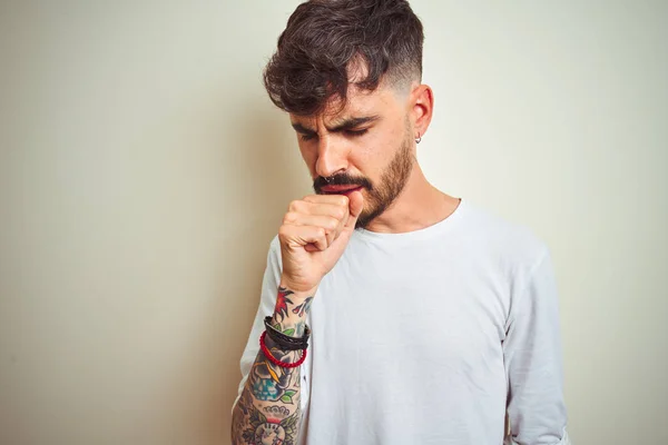 Jovem Com Tatuagem Vestindo Camiseta Sobre Fundo Branco Isolado Sentindo — Fotografia de Stock