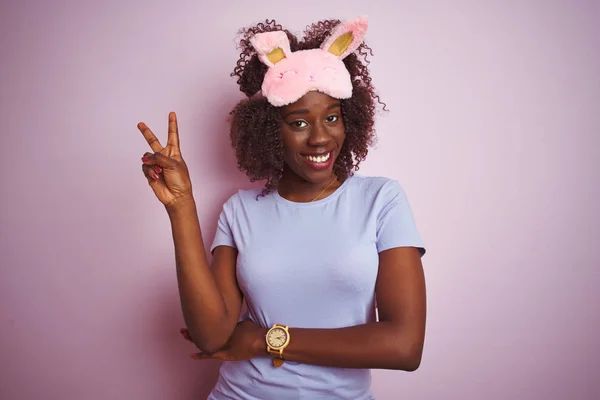 Jovem Africana Afro Mulher Vestindo Máscara Sono Sobre Fundo Rosa — Fotografia de Stock