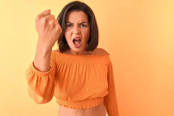 年轻美丽的女人穿着休闲T恤站在孤立的橙色背景愤怒和疯狂的举起拳头沮丧和愤怒 而愤怒地喊道 愤怒和侵略性的概念 — 图库照片