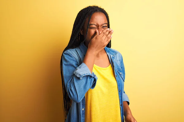 Jovem Afro Americana Vestindo Camisa Jeans Sobre Fundo Amarelo Isolado — Fotografia de Stock