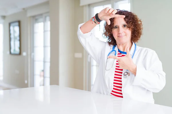 Medico Anziano Donna Indossa Vestaglia Medica Presso Clinica Sorridente Facendo — Foto Stock