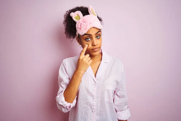 Fiatal Afroamerikai Visel Pizsama Maszk Alatt Elszigetelt Rózsaszín Háttér Mutatva — Stock Fotó