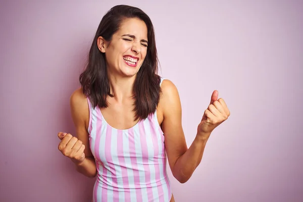 Jonge Mooie Vrouw Met Gestreepte Roze Badpak Badmode Roze Geïsoleerde — Stockfoto