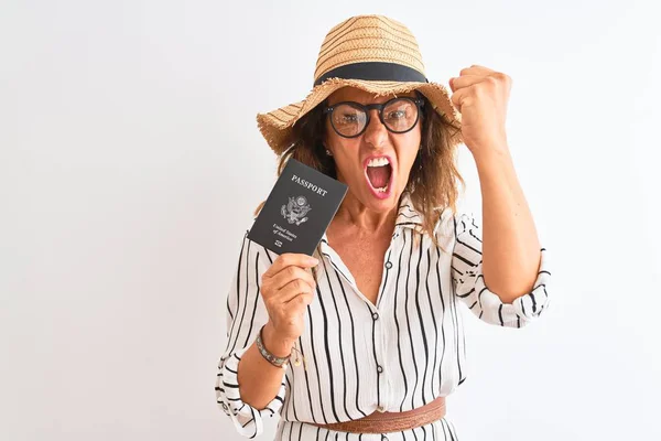 Mujer Turista Mayor Con Gafas Sombrero Con Pasaporte Sobre Fondo —  Fotos de Stock