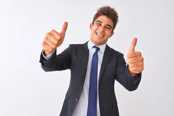 서있는 양복을 사업가는 손으로 긍정적 제스처를하고 손가락으로 미소를 성공을 행복합니다 — 스톡 사진