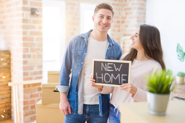 Hermosa Pareja Joven Abrazándose Amor Sosteniendo Pizarra Mudarse Nuevo Hogar — Foto de Stock