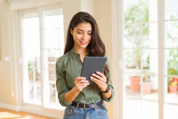 Belle jeune femme travaillant à l'aide d'une tablette tactile — Photo