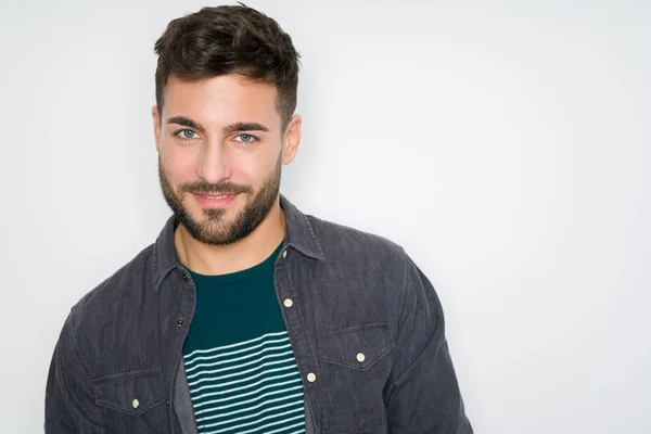 Joven Hombre Guapo Posando Modelando Sobre Fondo Gris Aislado —  Fotos de Stock