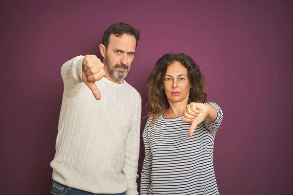 보라색 스웨터를 아름다운 부부는 불만과 분노를 보이며 거절과 손가락으로 제스처를 — 스톡 사진