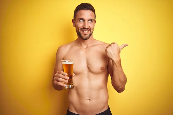 Νεαρός Όμορφος Άντρας Χωρίς Μπλούζα Που Πίνει Ένα Λίτρο Μπύρα — Φωτογραφία Αρχείου