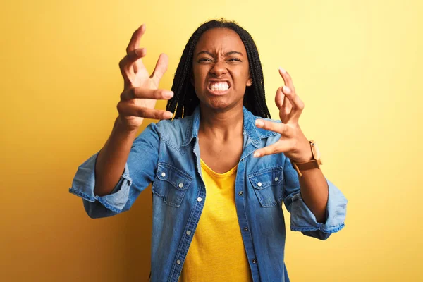 Mujer Afroamericana Joven Con Camisa Mezclilla Pie Sobre Fondo Amarillo —  Fotos de Stock