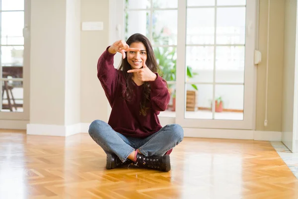 Junge Schöne Frau Sitzt Auf Dem Boden Hause Lächelnd Und — Stockfoto