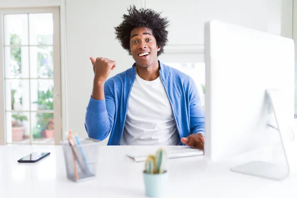 African American Man Die Werkt Met Behulp Van Computer Wijzen — Stockfoto