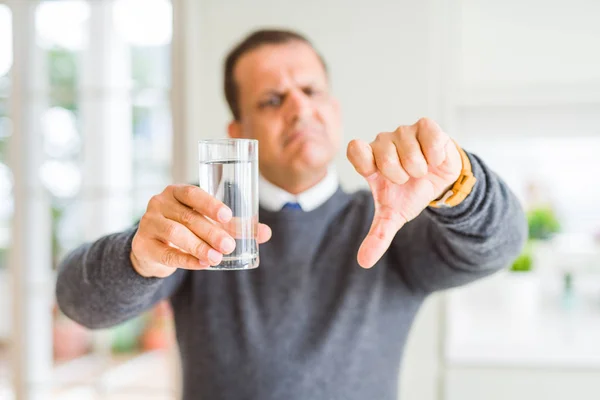 Middelbare Leeftijd Man Drinken Van Glas Water Thuis Met Boos — Stockfoto