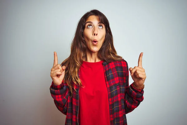 Mujer Hermosa Joven Vistiendo Camiseta Roja Chaqueta Pie Sobre Fondo —  Fotos de Stock