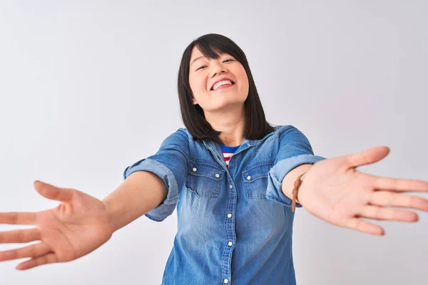 Jonge Mooie Chinese Vrouw Dragen Denim Shirt Geïsoleerde Witte Achtergrond — Stockfoto