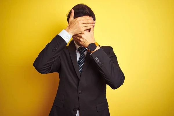 Joven Hombre Negocios Guapo Vistiendo Traje Corbata Pie Sobre Fondo —  Fotos de Stock