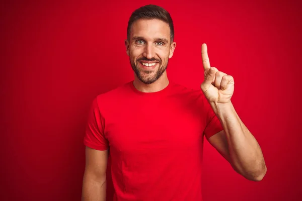 Jovem Bonito Homem Vestindo Casual Shirt Sobre Vermelho Isolado Fundo — Fotografia de Stock