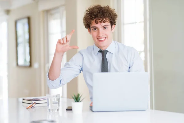 Ofiste Bilgisayar Dizüstü Bilgisayar Ile Çalışan Genç Adamı Gülümseyerek Kendinden — Stok fotoğraf