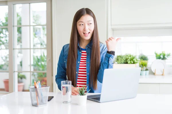 Όμορφη Ασιατική Γυναίκα Που Εργάζεται Χρησιμοποιώντας Υπολογιστή Laptop Χαμογελώντας Χαρούμενο — Φωτογραφία Αρχείου