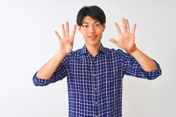 Jovem Chinês Homem Vestindo Casual Azul Camisa Sobre Isolado Branco — Fotografia de Stock