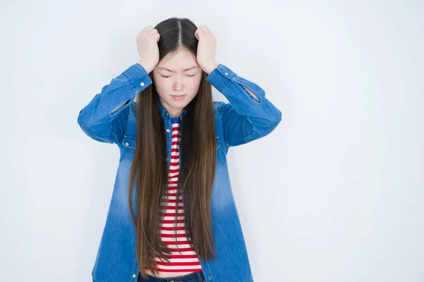 Mooie Jonge Aziatische Vrouw Witte Geïsoleerde Achtergrond Lijdt Aan Hoofdpijn — Stockfoto