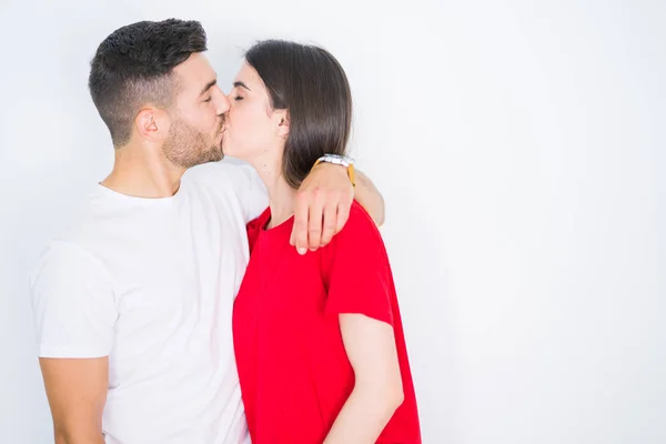 Jovem Casal Bonito Amor Abraçando Sobre Fundo Isolado Branco — Fotografia de Stock