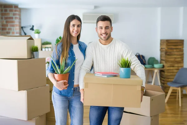 Beautiful Young Couple Moving New House Smiling Happy Holding Cardboard — Stock Photo, Image