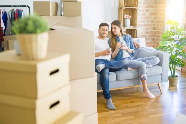 Jong Stel Verhuizen Naar Een Nieuw Huis Ontspannen Zittend Bank — Stockfoto