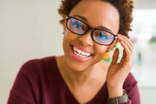 Jovem mulher africana bonita com cabelo afro usando óculos — Fotografia de Stock