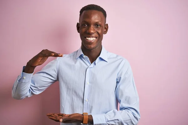 Afrikanischer Amerikanischer Mann Blau Elegantem Hemd Der Vor Isoliertem Rosafarbenem — Stockfoto